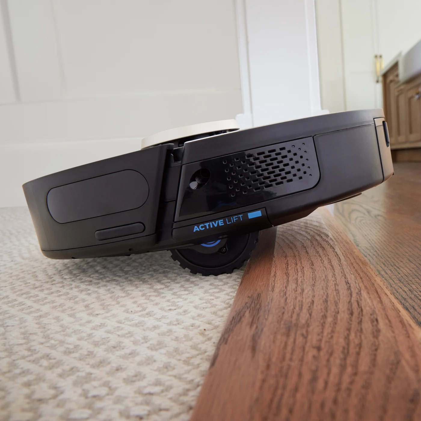 Shark-R-RV2820VEUK-InUse-Hallway-NeverStuck--5743